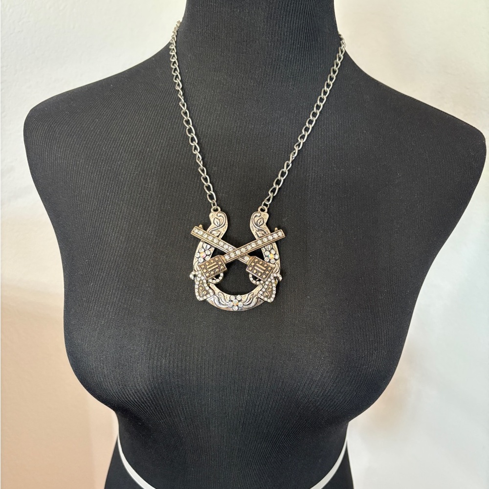 Elegant Silver Necklace with Intricate Design